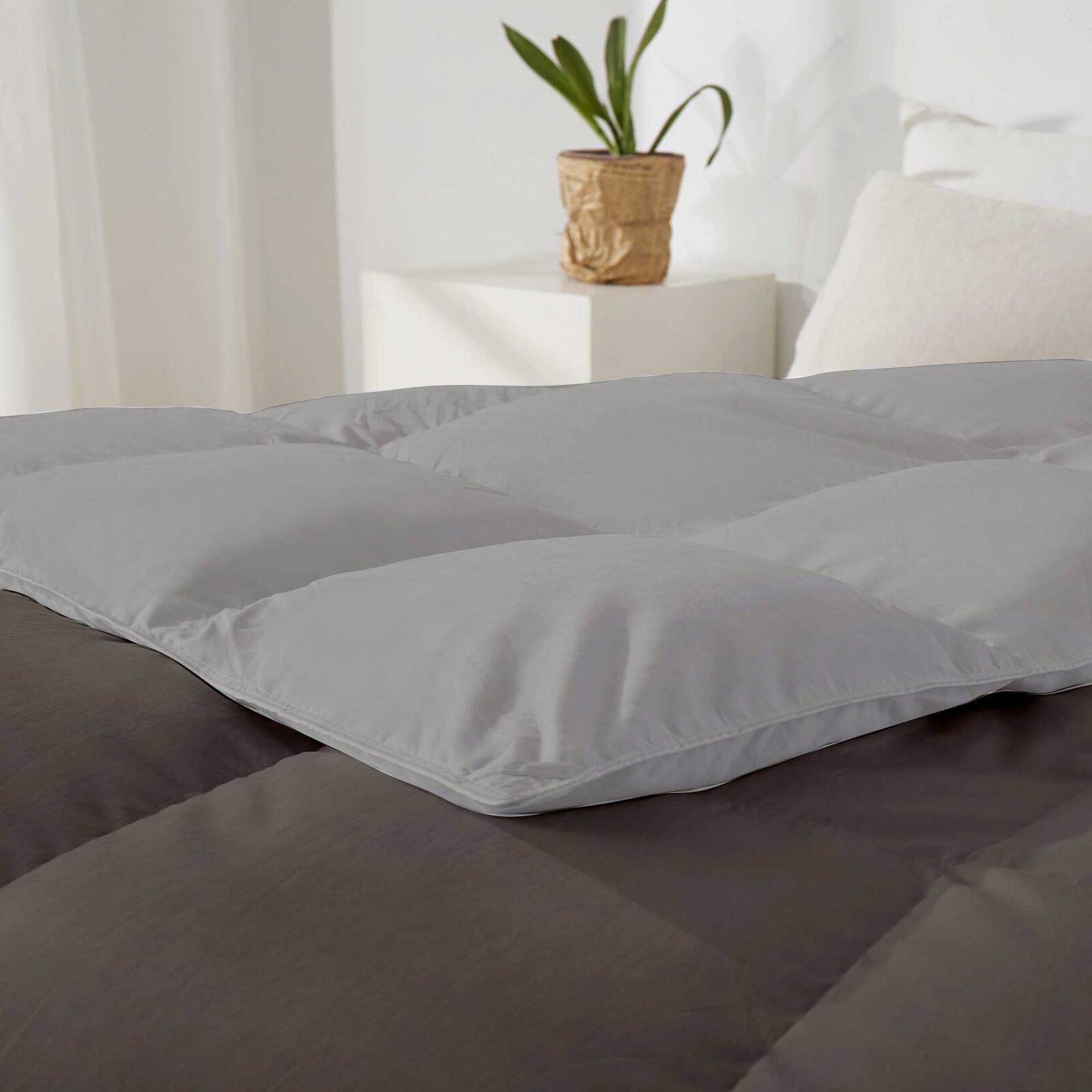 Premium winter blanket suitable for extreme cold